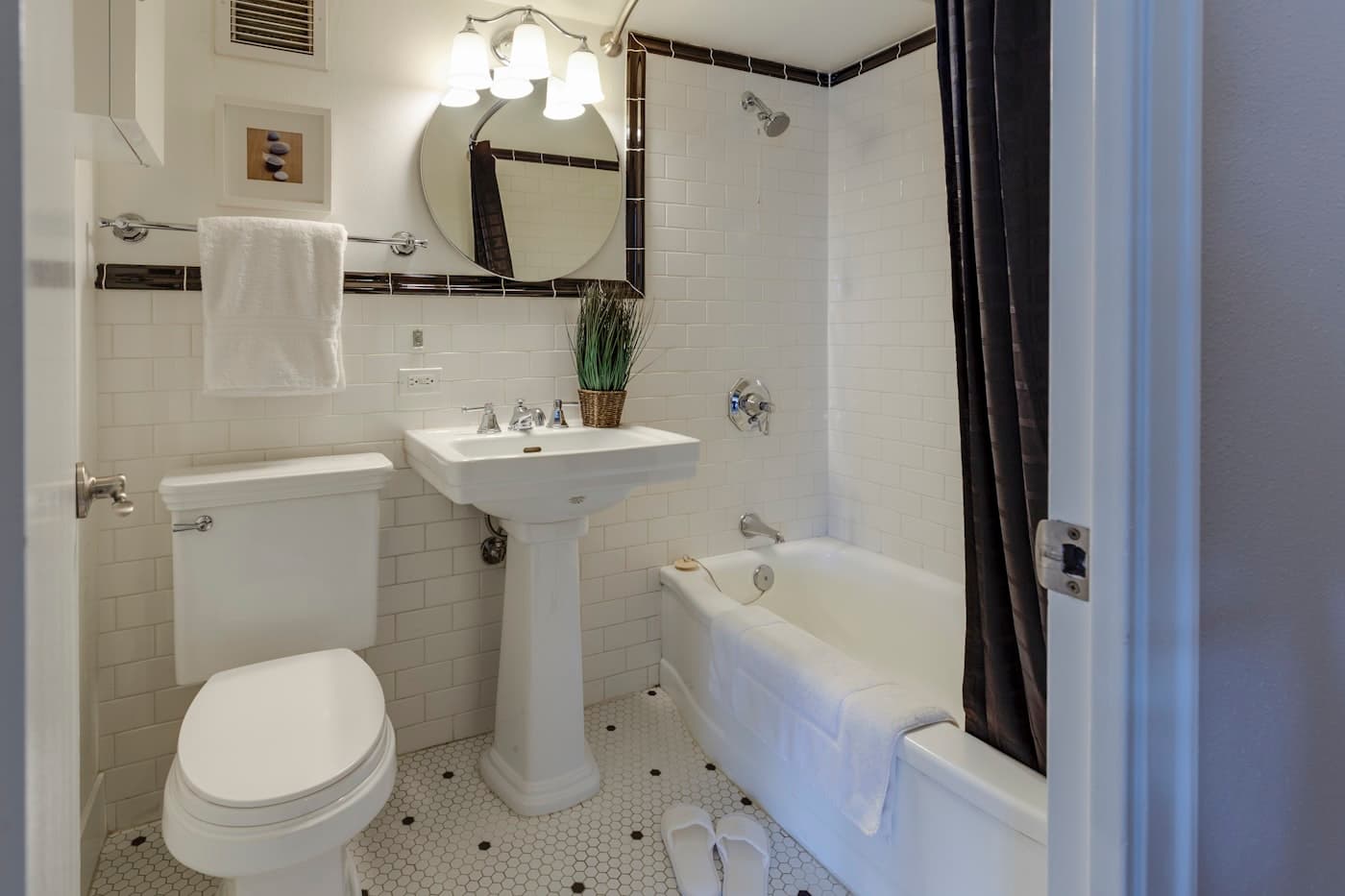 Seating and side table in the Panchkula guest suite